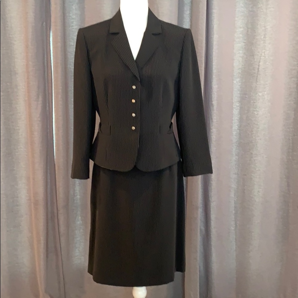 Tahari Jacket/Blazer & Skirt Suit Black 10P